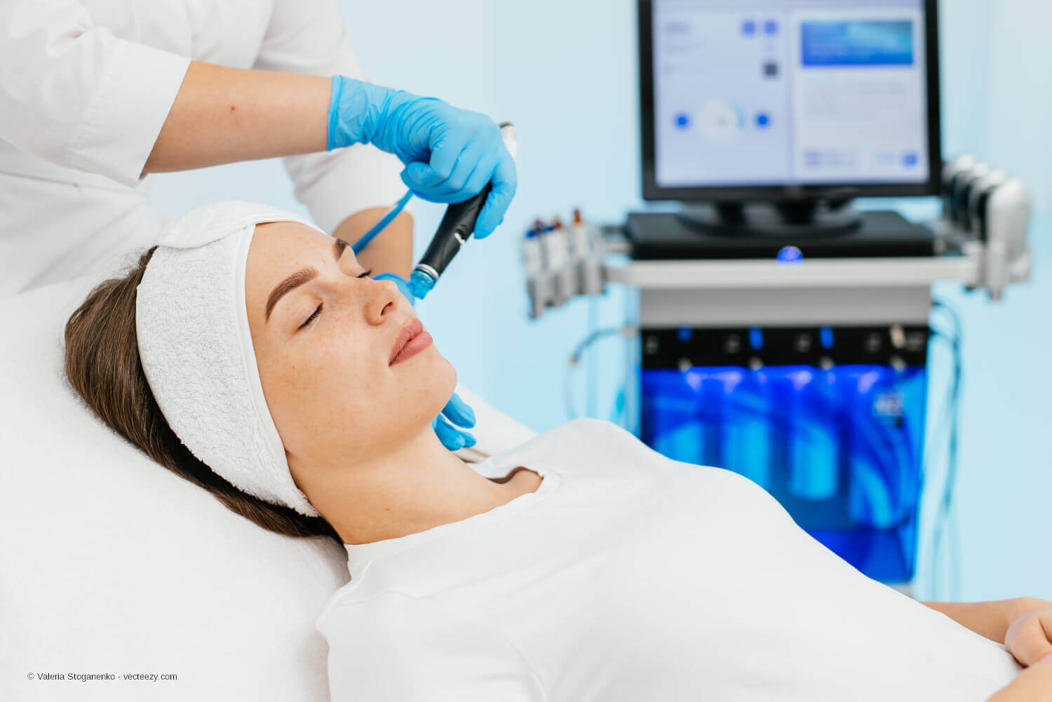 Kosmetikberuf im Alltag: Eine professionelle Kosmetikerin führt während der Arbeit eine HydraFacial-Behandlung (Hautreinigung) durch